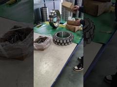 Er worden bolrollagers geïnstalleerd